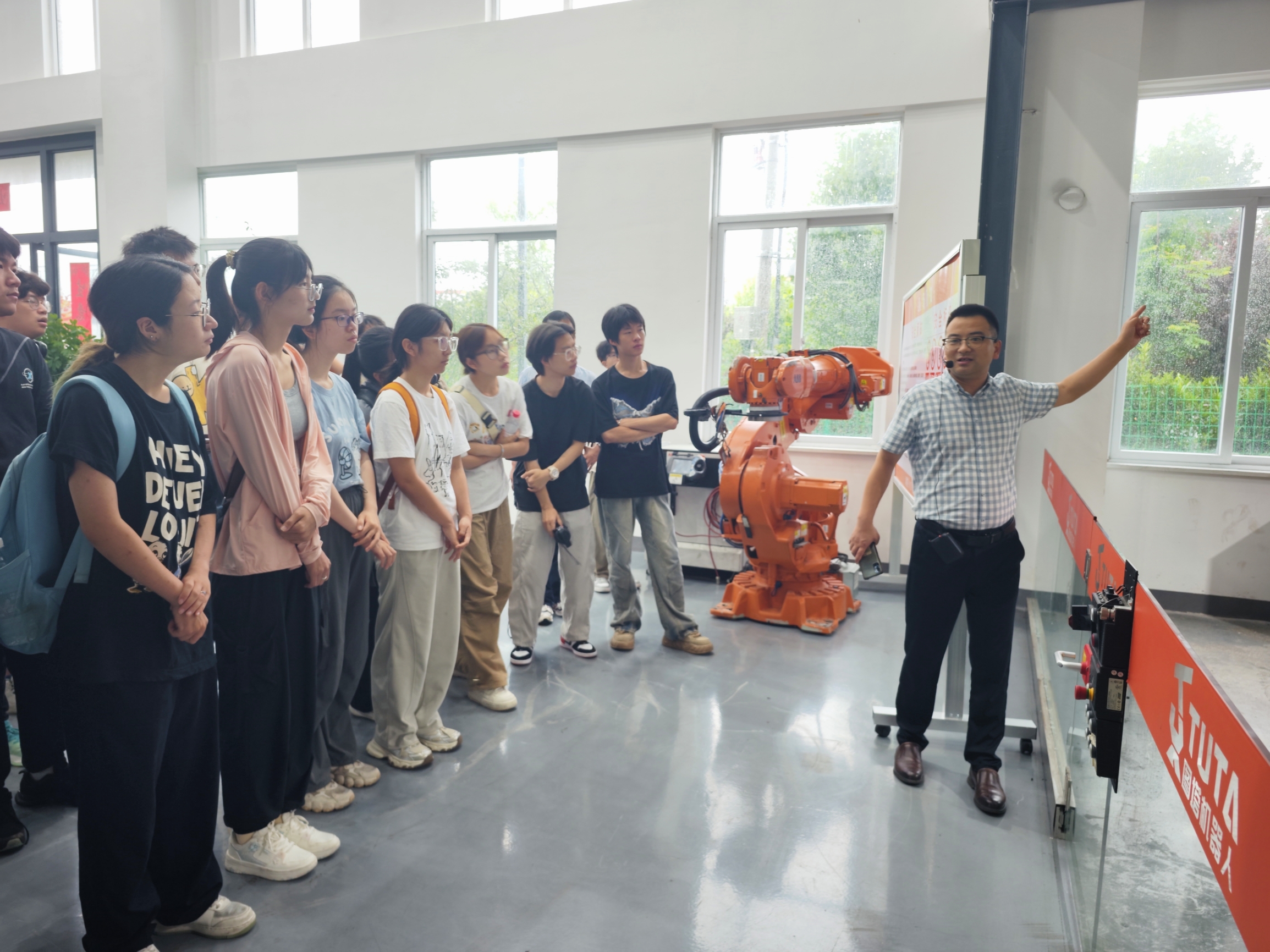 安徽师范大学、江南大学师生一行赴图塔机器人开展认知实习