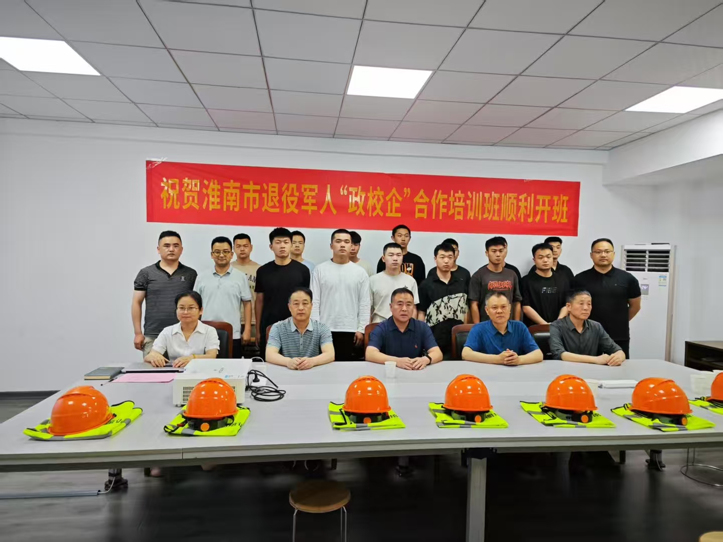 淮南市自主就业退役士兵技能培训班在我校开班